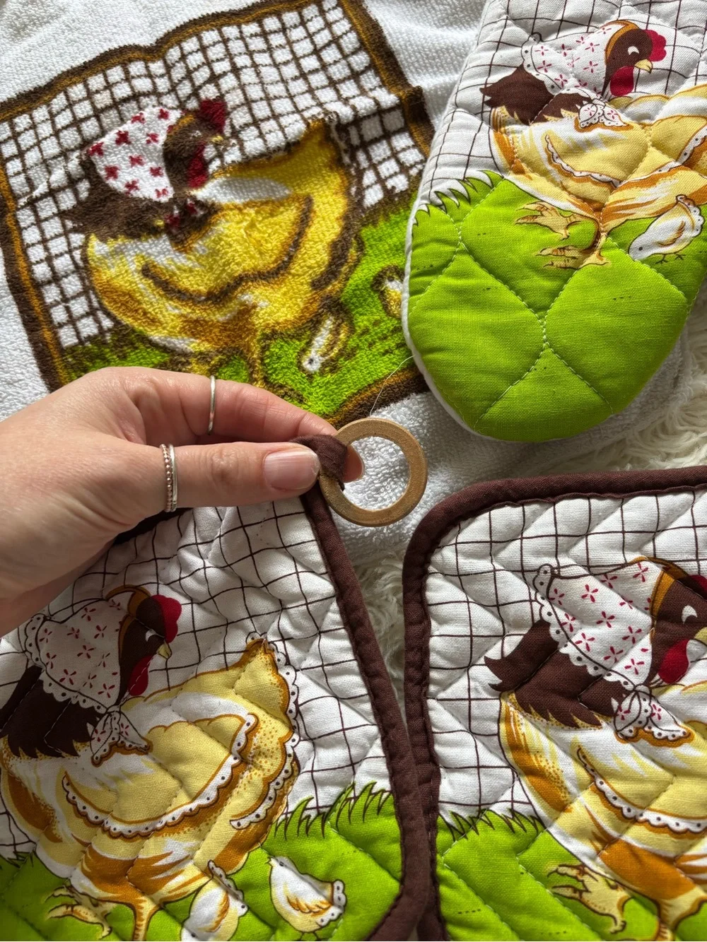 Vintage Hen Kitchen Towel, Oven Mitt & Pot Holders Set - Yellow, Green, Brown